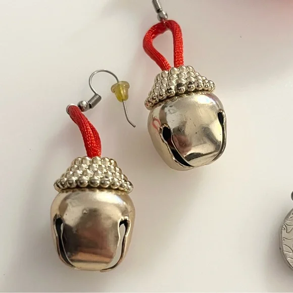 Set Of 4 Vintage Christmas Holiday Festive Santa Jingle Bell Earrings - Picture 15 of 16